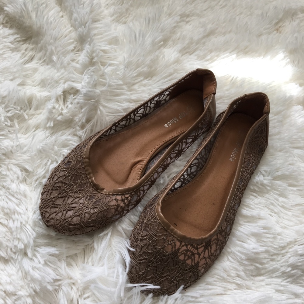 BROWN LACE FLATS